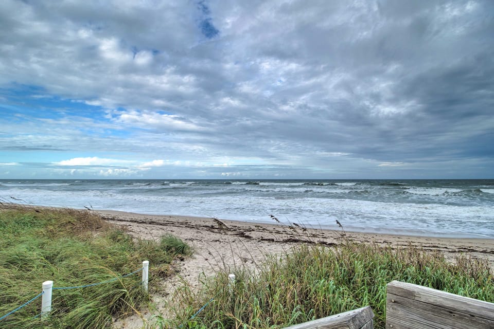 Pool Access, Walk to Beach! Cozy Jensen Beach Home House in Hutchinson Island