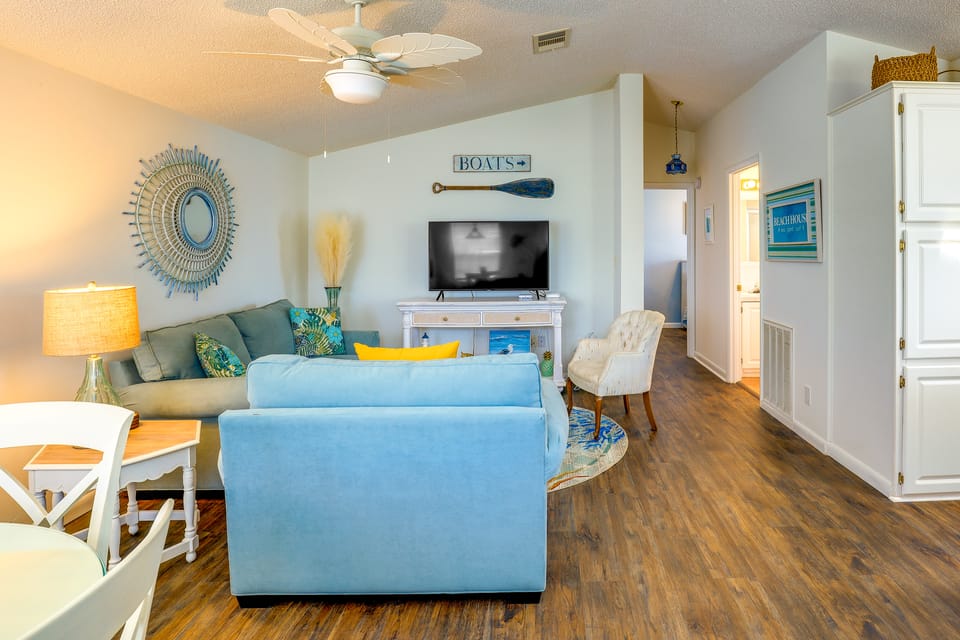 Pool Access, Walk to Beach! Cozy Jensen Beach Home House in Hutchinson Island