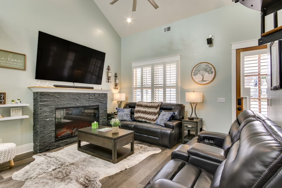Greenwood Getaway w/ Furnished Patio & Lake View Cottage in Lake Greenwood