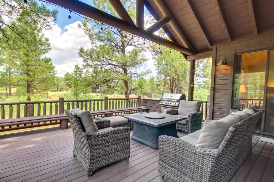 Unwind Fireside: Spacious Torreon Cabin w/ Deck! House in Show Low