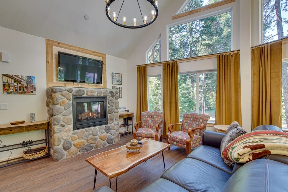 Unwind in Cle Elum: Hot Tub & Cozy Fireplace! House in Kittitas County