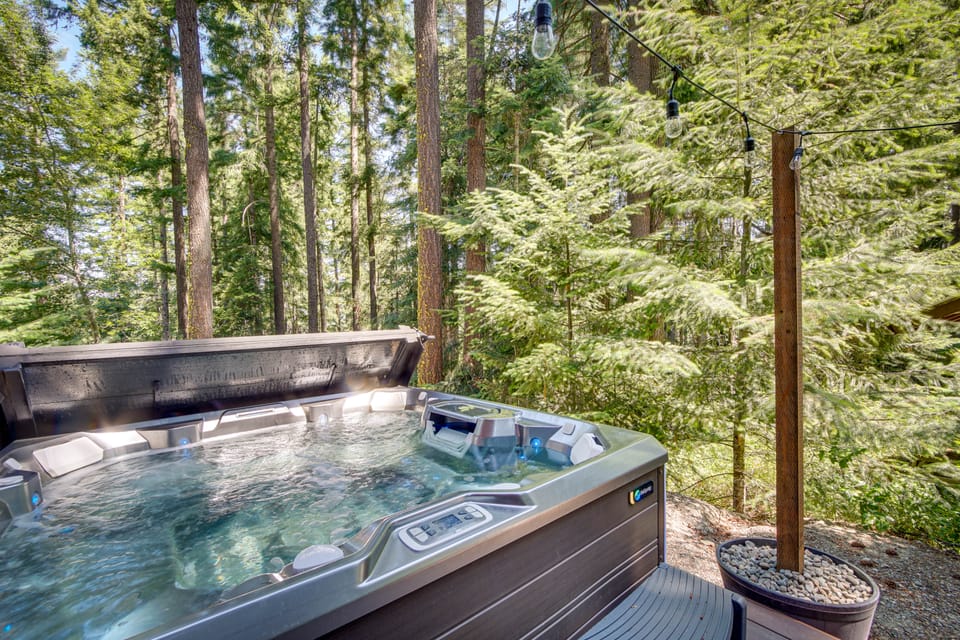 Unwind in Cle Elum: Hot Tub & Cozy Fireplace! House in Kittitas County