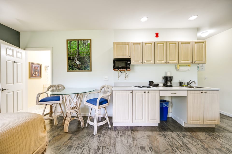 Resort Studio w/ Community Pool in Naples! Apartment in Collier County