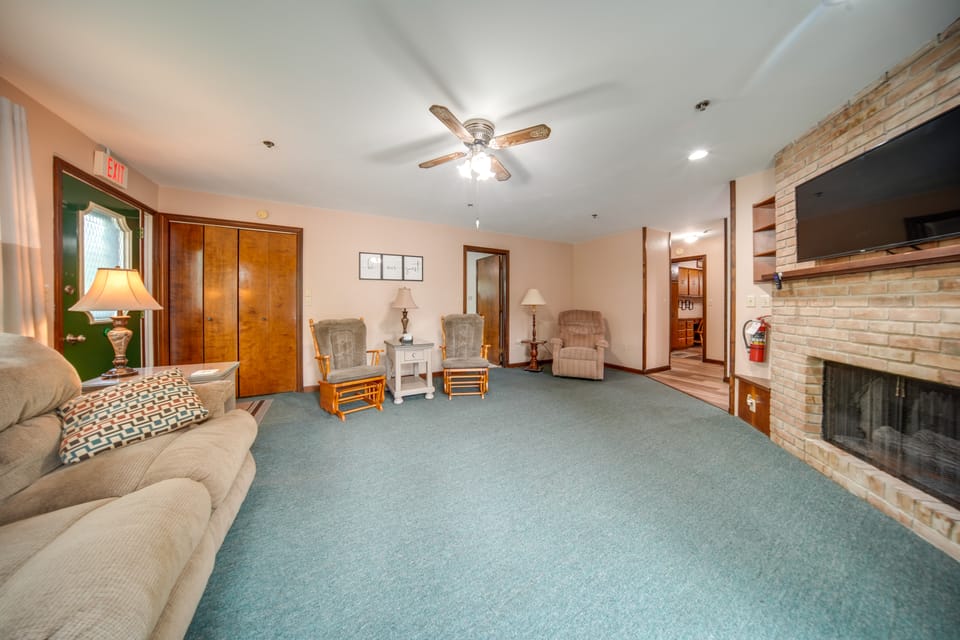 Group-Friendly Lake Erie Getaway w/ Private Yard House in Lake Erie