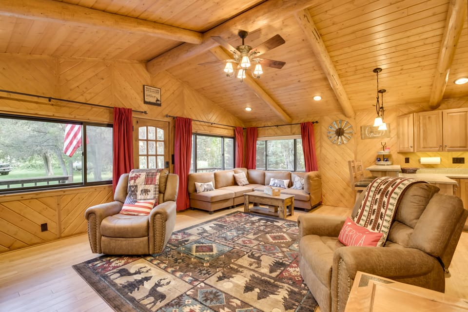 Creekside Ten Sleep Vacation Rental + Deck & Grill House in Wyoming