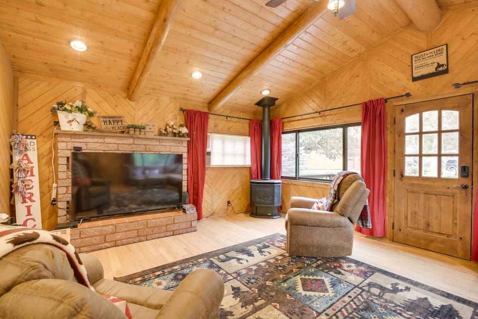 Creekside Ten Sleep Vacation Rental + Deck & Grill House in Wyoming