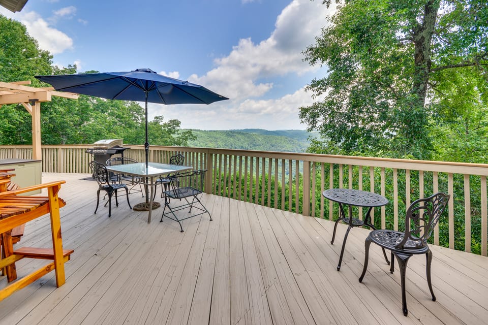 40-Acre Ararat Escape: On-Site Trails & Mtn Views! House in Virginia
