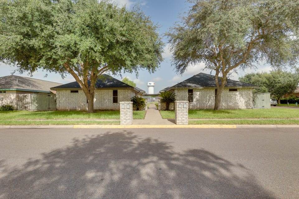 Pet-Friendly Edinburg Apartment with Pool Access! Apartment in Edinburg