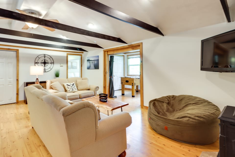 Walk to Beaches: Tree-Lined Pocono Lake Retreat! House in Arrowhead Lake