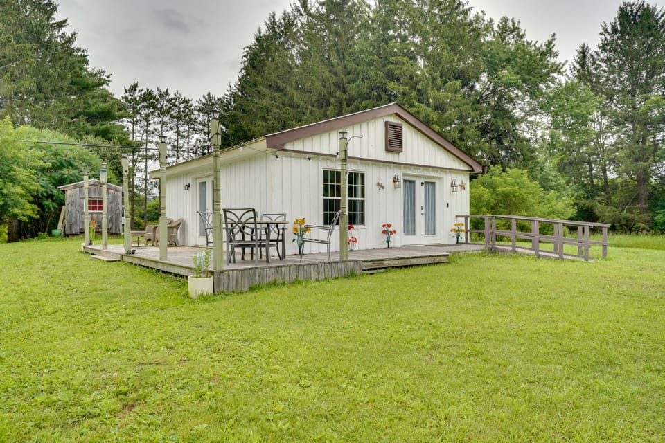 Pet-Friendly Caneadea Retreat with Deck! Apartment in Pennsylvania