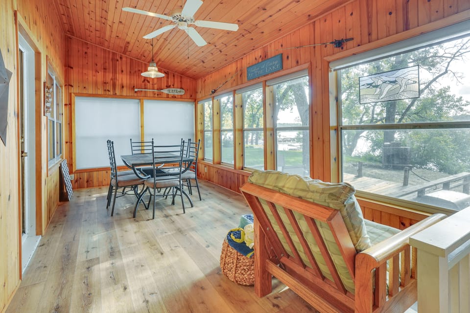 Lake Days & Sunset Rays! Spirit Lake Escape House in Spirit Lake