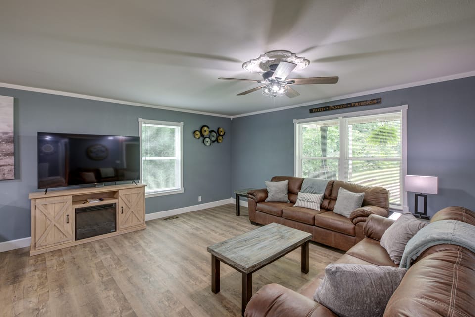 Close to Nickajack Lake! Serene Retreat w/ Hot Tub House in Alabama
