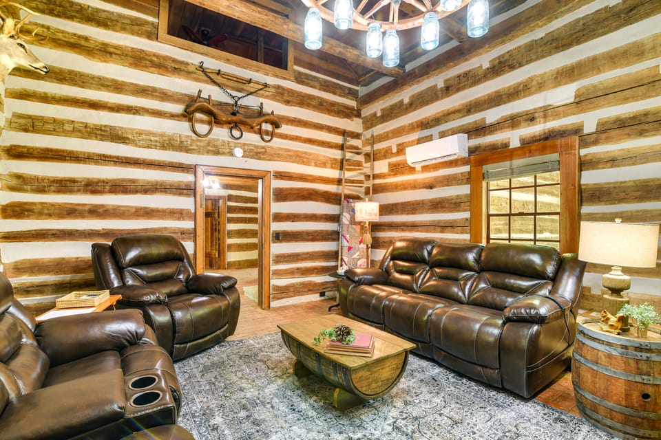 Glasgow Getaway w/ Patio, Fireplace & Grill! House in Barren River Lake