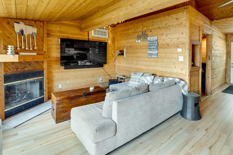 Okauchee Lake Vacation Rental w/ Boat Dock! House in Okauchee Lake