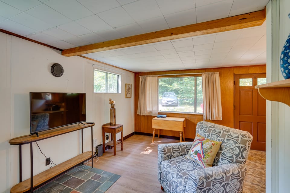 Cozy Becket Cottage Minutes from Lake Beaches Cottage in Becket
