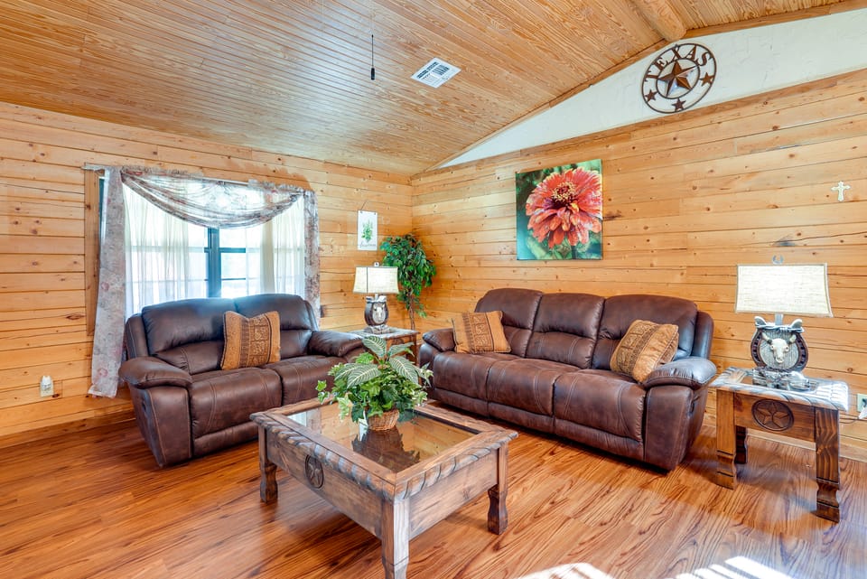 Kilgore Gem: Pet-Friendly Cabin w/ Duck Pond! House in Texas