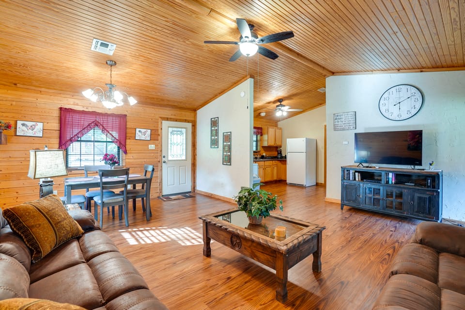 Kilgore Gem: Pet-Friendly Cabin w/ Duck Pond! House in Texas