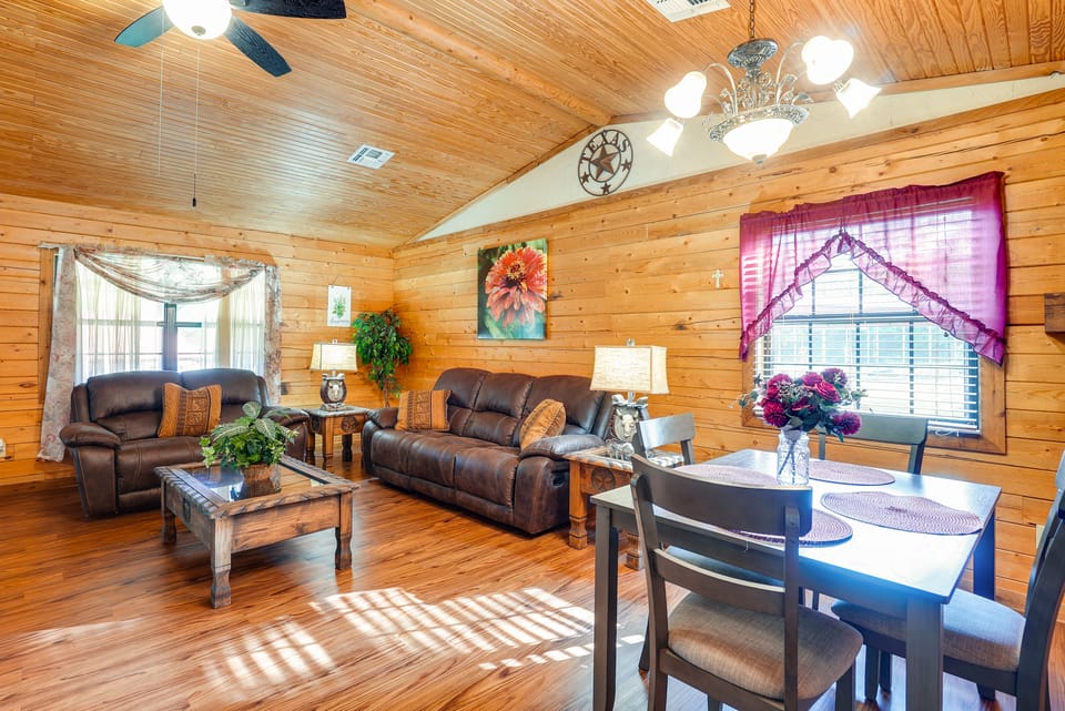 Kilgore Gem: Pet-Friendly Cabin w/ Duck Pond! House in Texas