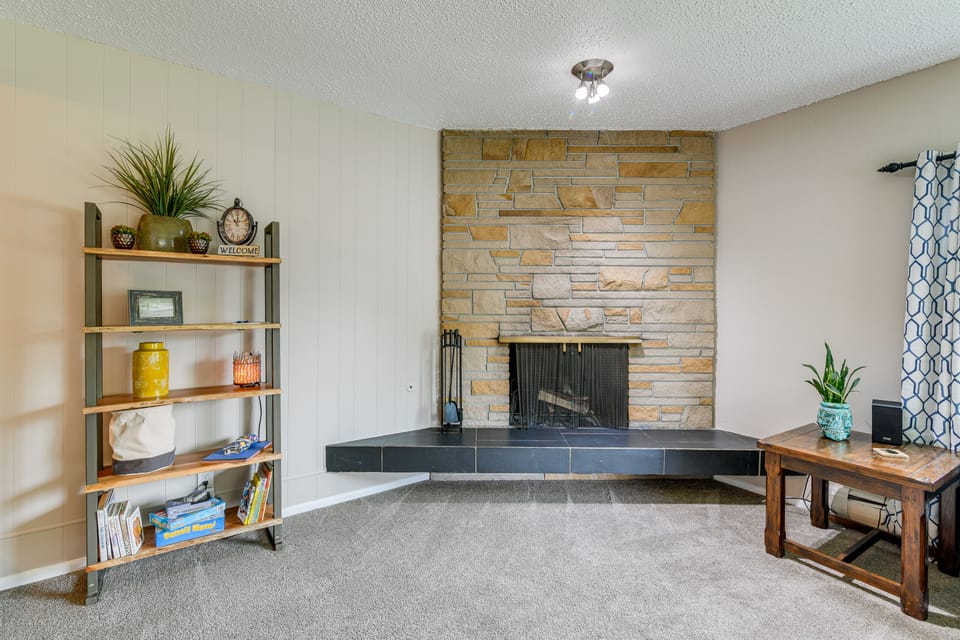 Anchorage Home ~ 7 Mi to Chugach State Park! Apartment in Anchorage