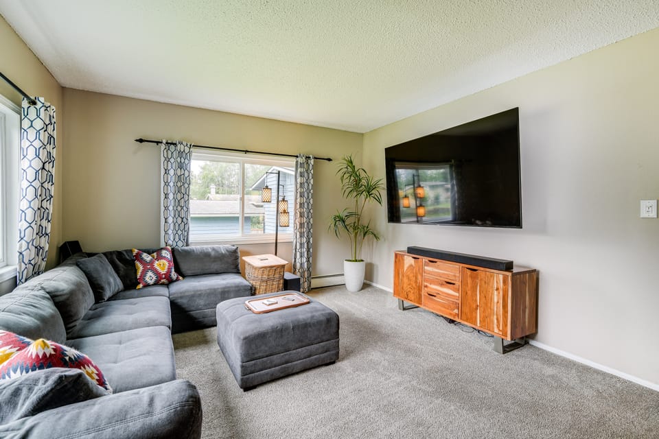 Anchorage Home ~ 7 Mi to Chugach State Park! Apartment in Anchorage