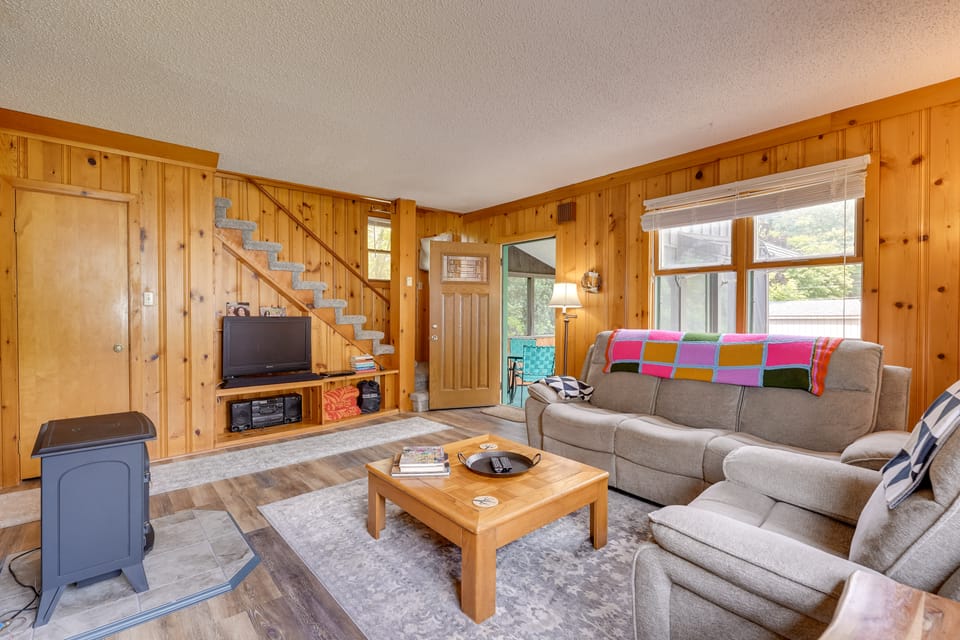 Queensbury Lake Home w/ Screened Porch House in Queensbury