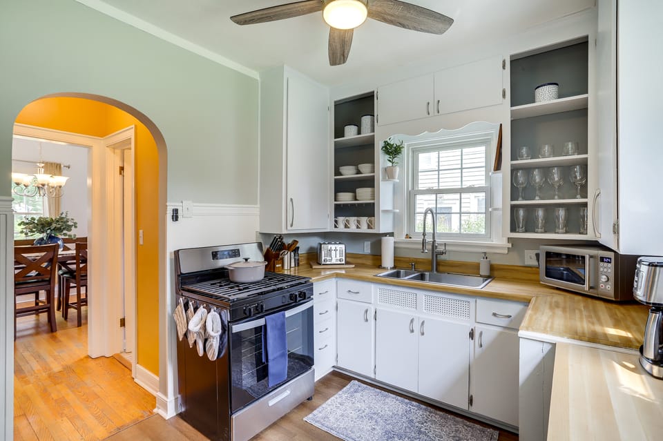 Charming South Bend Retreat ~ 1 Mi to Notre Dame! House in South Bend