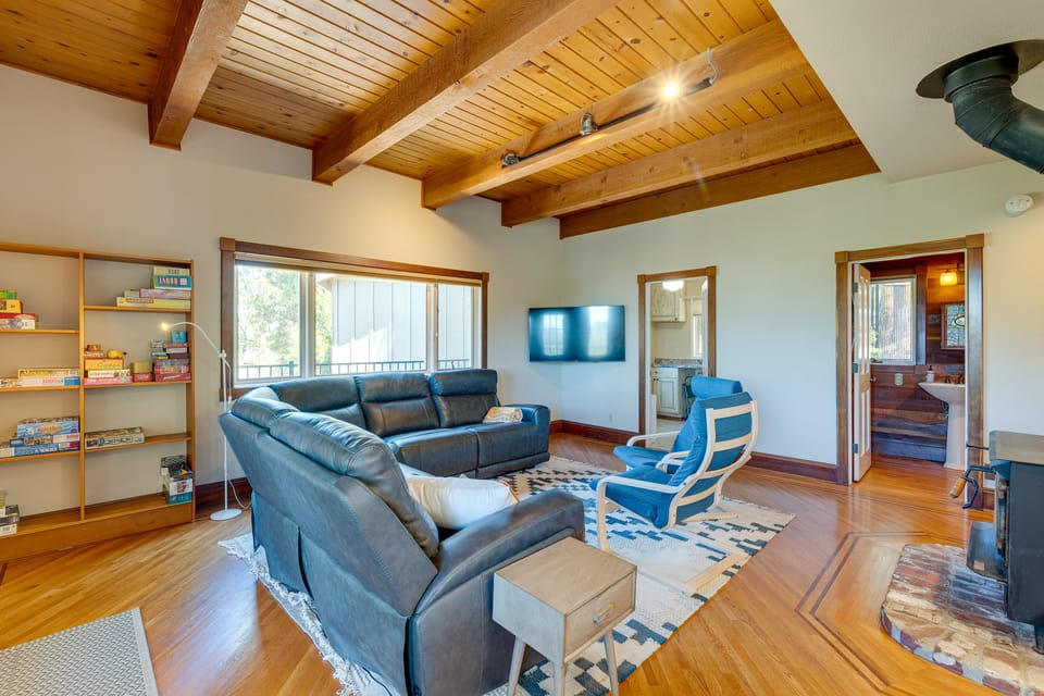 Meadow Vista Mountain Escape w/ River Views! House in Sierra Nevada