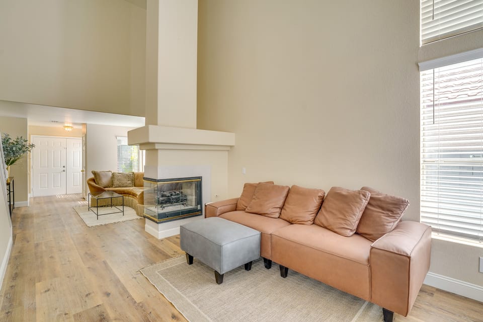 Luxe 3BR Executive Home w/ Pool, Office & Patio House in Summerlin