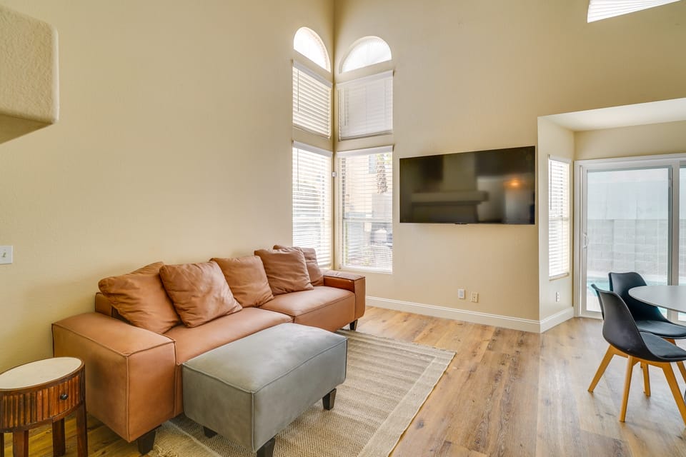 Luxe 3BR Executive Home w/ Pool, Office & Patio House in Summerlin