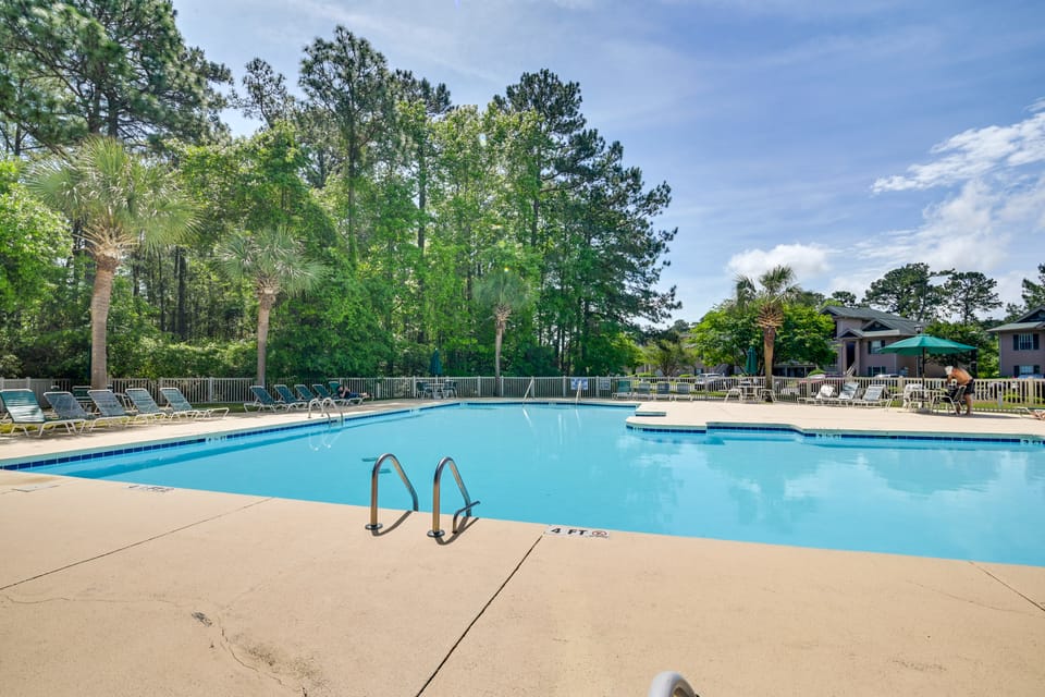 High‑End Pawleys Island Condo w/ Porch & Pools! Apartment in South Carolina