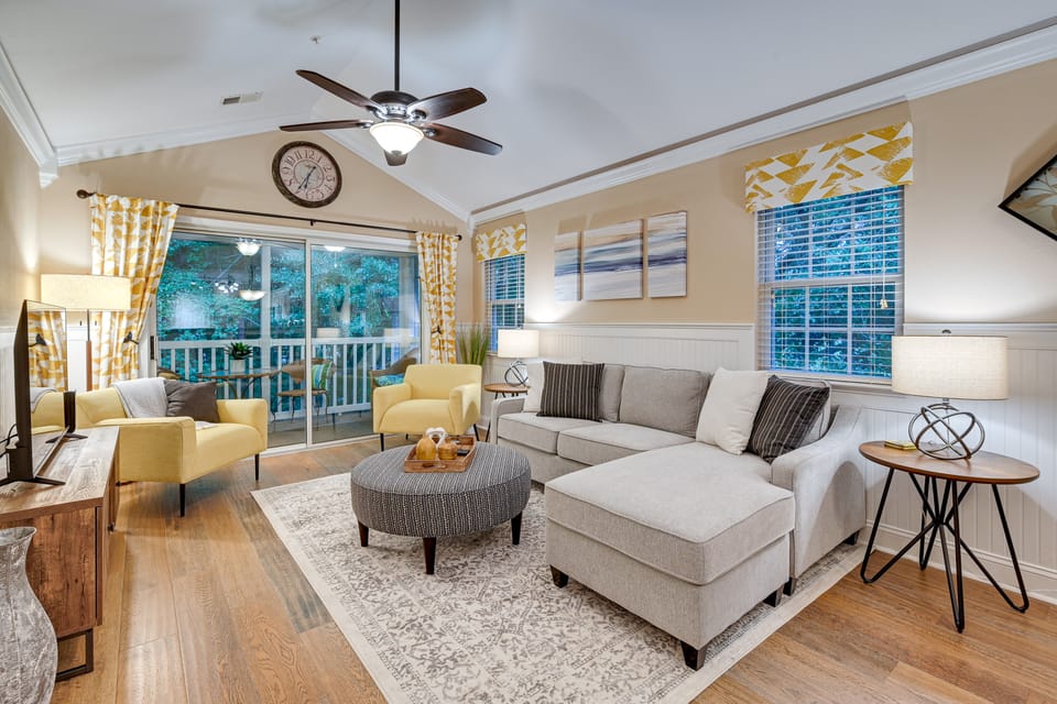 High‑End Pawleys Island Condo w/ Porch & Pools! Apartment in South Carolina