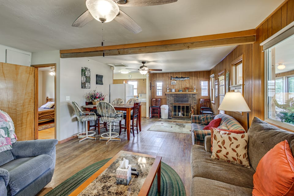 4-Season Anglers Cabin At Shawano Lake w/ Views! House in Wisconsin