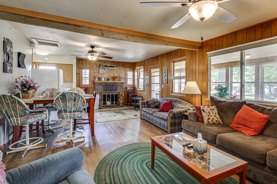 4-Season Anglers Cabin At Shawano Lake w/ Views! House in Wisconsin