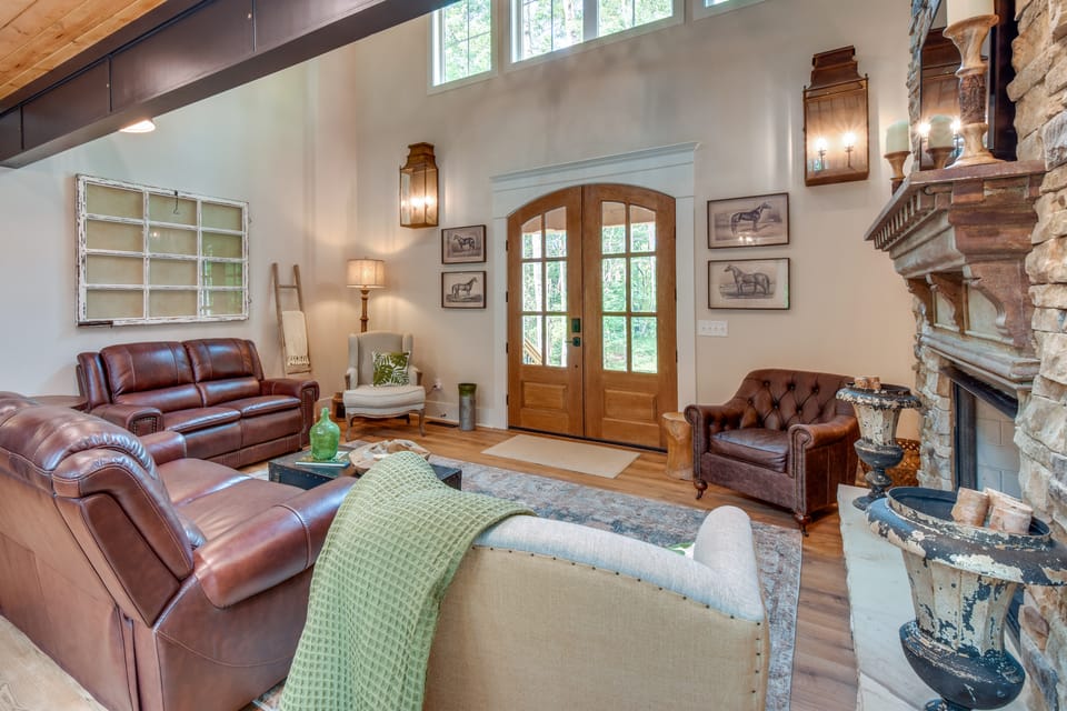 Luxurious Clarkesville Cabin w/ Decks & Fire Pit House in White County