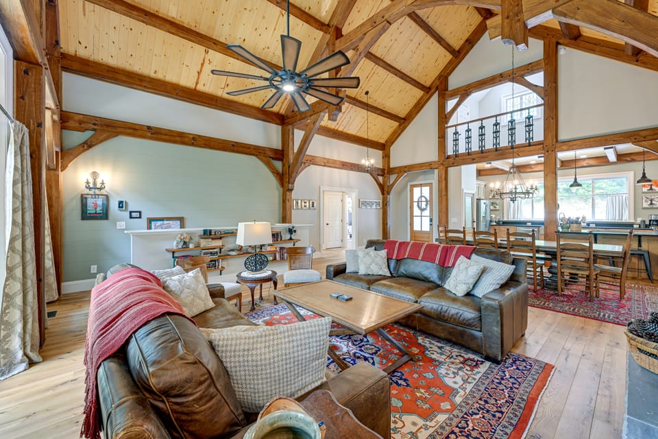 6 Mi to Dtwn Cashiers: Spacious Home w/ Deck House in Tennessee