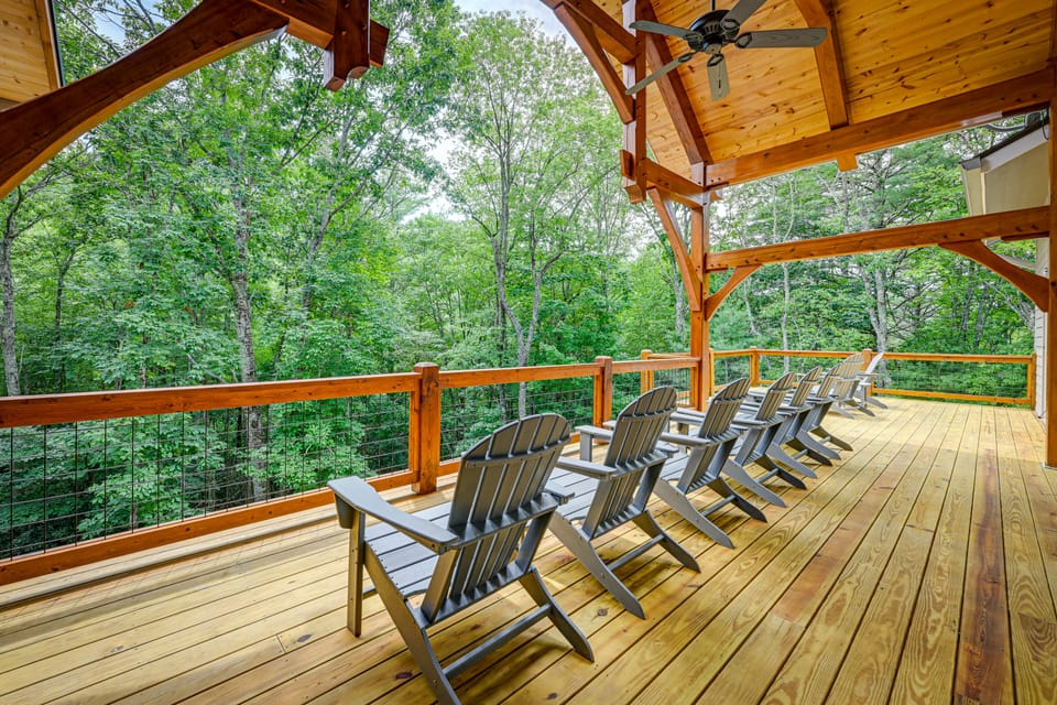 6 Mi to Dtwn Cashiers: Spacious Home w/ Deck House in Tennessee