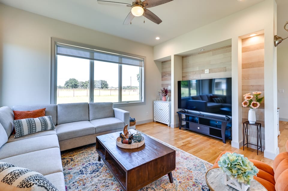 26-Acre Pilot Point Ranch Home w/ Pool & Mini Golf House in Texas
