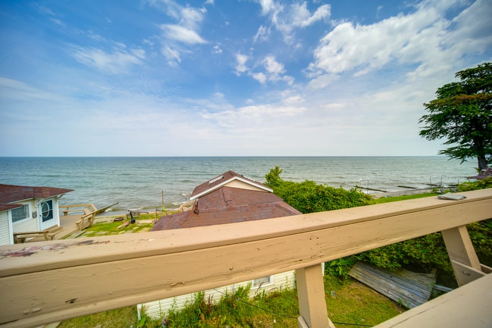 ‘Flamingo’ Geneva Getaway: Steps to Lake Erie! Cottage in Geneva-on-the-Lake