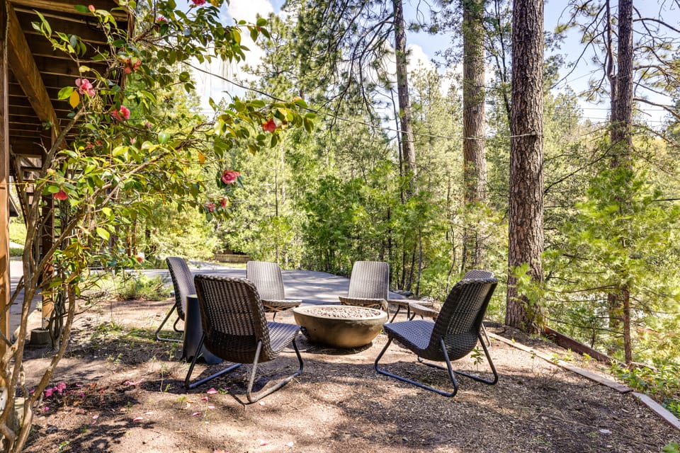 Deck & Fire Pit: Stunning Twain Harte Cabin! House in Twain Harte