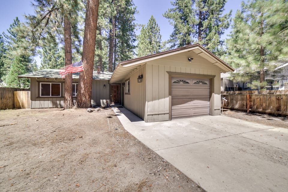 1/2 Mi to Lake Tahoe: Pet-Friendly Cabin House in Al Tahoe