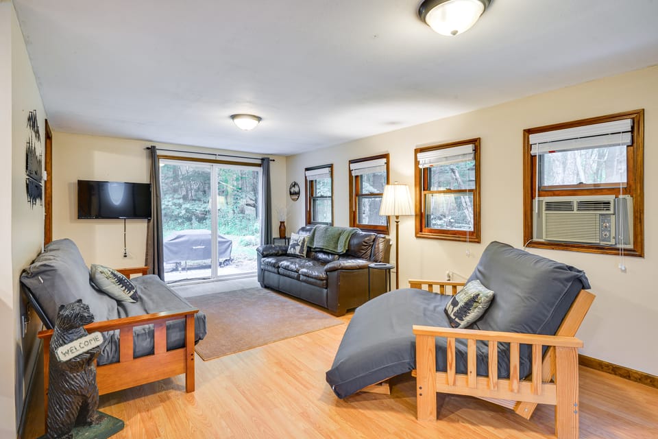 1 Mi to Brantingham Lake: New York Getaway! Cottage in Adirondack Mountains