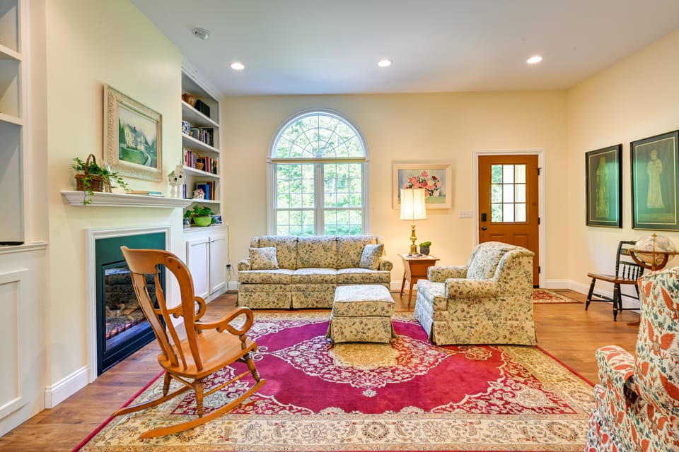 Charming Flushing Cottage w/ Deck + Spacious Yard! Cottage in Michigan