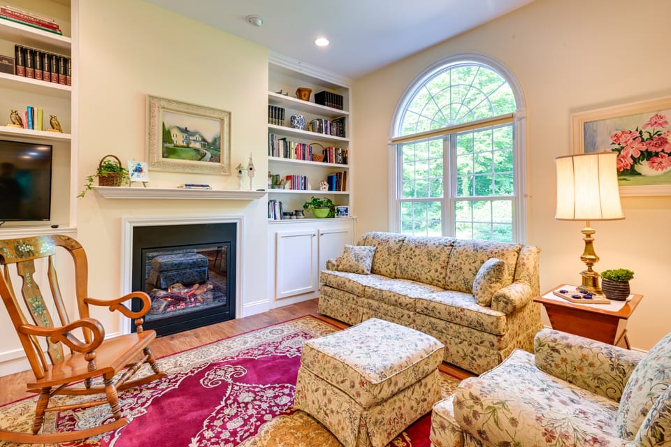 Charming Flushing Cottage w/ Deck + Spacious Yard! Cottage in Michigan