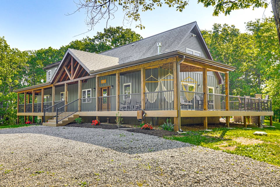 Pickleball Court & Fire Pit: Milton Cabin! House in Pennsylvania