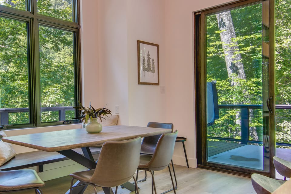 Modern Cabin w/ Hot Tub & Fire Pit in Fairview! House in Buncombe County