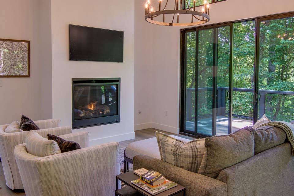 Modern Cabin w/ Hot Tub & Fire Pit in Fairview! House in Buncombe County