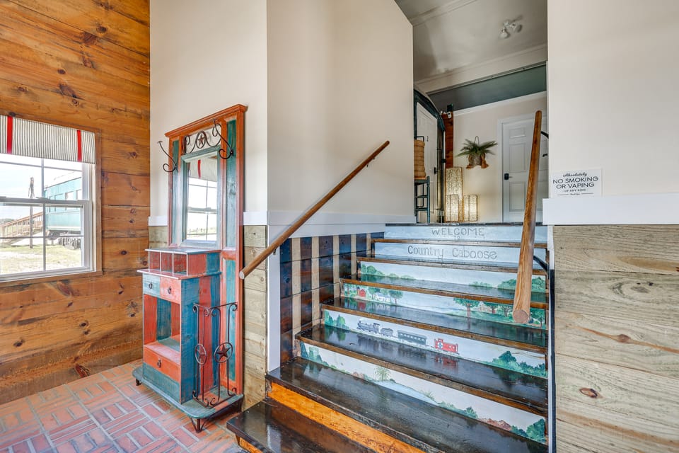 Charming Converted Railcar Studio in Joplin! Apartment in Ozark Mountains