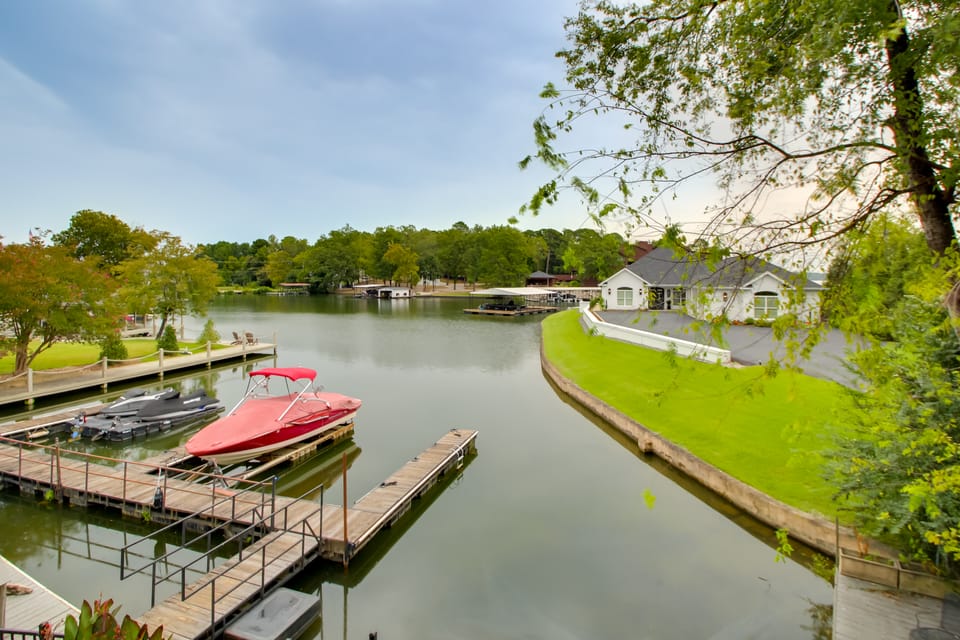 Lakefront Hot Springs Condo w/ Balcony & Fireplace Apartment in Hot Springs