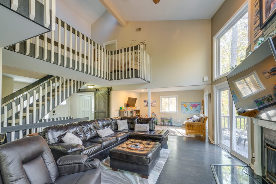 Spacious & Serene Lake Ridge Retreat w/ Game Room! House in Maryland