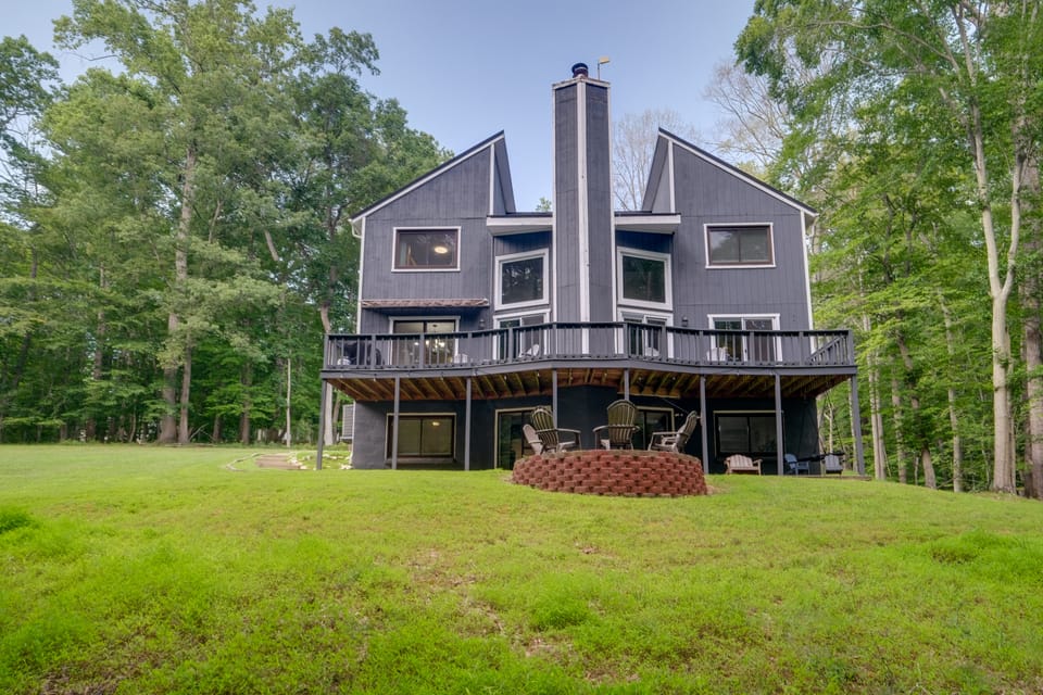 Spacious & Serene Lake Ridge Retreat w/ Game Room! House in Maryland